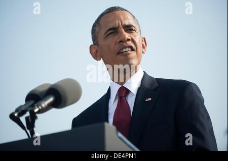 Arlington, Virginia, USA. 11. September 2013. US-Präsident Barack Obama liefert Bemerkungen während einer Gedenkveranstaltung zum 12. Jahrestag der 9/11 Terroranschläge auf das Pentagon am 11. September 2013 in Arlington, Virginia. Bildnachweis: Kevin Dietsch / Pool über CNP Credit: Dpa picture-Alliance/Alamy Live News Stockfoto