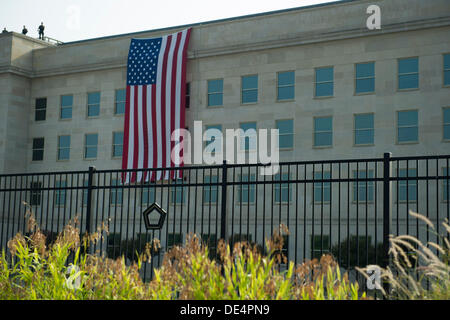 Arlington, Virginia, USA. 11. September 2013. Eine amerikanische Flagge sieht man auf der Seite des Pentagon in Erinnerung an den 12. Jahrestag von 9/11 Terroranschläge am 11. September 2013 in Arlington, Virginia. Bildnachweis: Kevin Dietsch / Pool über CNP Credit: Dpa picture-Alliance/Alamy Live News Stockfoto