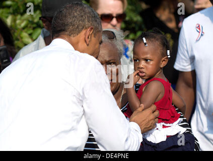 Arlington, Virginia, USA. 11. September 2013. US-Präsident Barack Obama begrüßt Zoey Komongnan während einer Gedenkveranstaltung zum 12. Jahrestag der 9/11 Terroranschläge auf das Pentagon am 11. September 2013 in Arlington, Virginia. Bildnachweis: Kevin Dietsch / Pool über CNP Credit: Dpa picture-Alliance/Alamy Live News Stockfoto