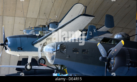 AMERIKANISCHEN WW2-OLDTIMER-FLUGZEUGE VOM DACH DES AMERICAN MUSEUMS IM IMPERIAL WAR MUSEUM IN DUXFORD AUSGESETZT.  UK Stockfoto