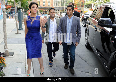 Toronto, Kanada. 11. September 2013. Besetzung von SHUDDH RESI Romantik, a.k.a. Eine zufällige Desi-Romanze, besucht die 2013 Toronto International Film Festival. Im Bild, Schauspielerin Parineeti Chopra für eine Pressekonferenz mit Direktor Maneesh Sharma und Schriftsteller Jaideep Sahni ankommen. Bildnachweis: EXImages/Alamy Live-Nachrichten Stockfoto