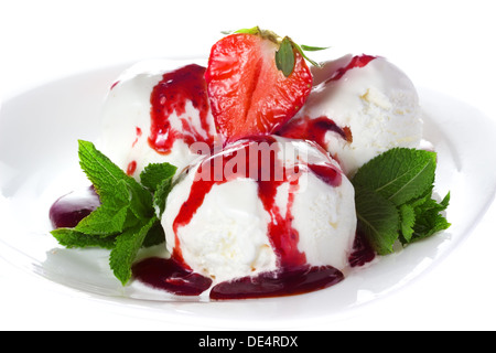Vanilleeis mit Erdbeer-Minze und Beerensauce, Sirup Stockfoto