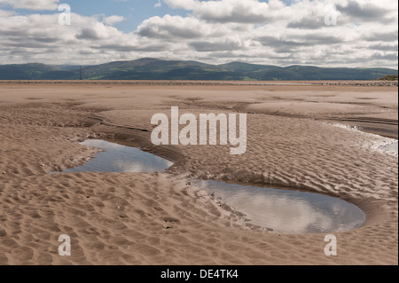 Plynlimon Bereich Pumlumon Bergkette im Hintergrund und exponierten weite Sandstrände mit Pools in Mündung bei Ynyslas Dünen Stockfoto