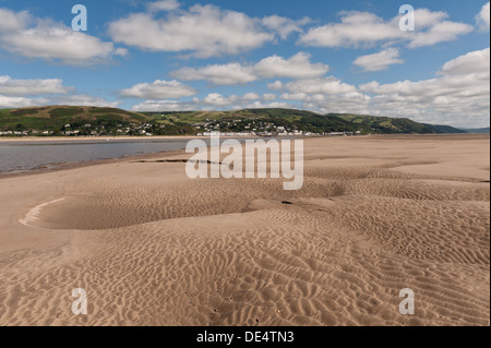 Aberdovey Dorf am Meer, eingebettet in der Nordbank des Flusses Dyfi in Snowdonia-Nationalpark Vordergrund Sandbänke von Ynyalas Stockfoto