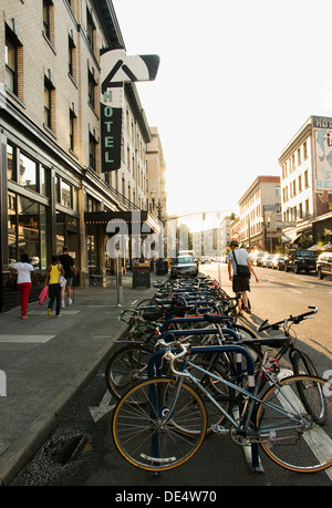 Blick nach Westen auf Stark Straße in Portland, Oregon im Ace Hotel. Stockfoto