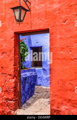 Helle rote und blaue Wände, Santa Catalina Monastery in Arequipa Peru Stockfoto