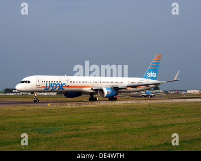 4 X-BAW Arkia - Israeli Airlines Boeing 757-3E7(WL) - Cn 30179, Rollen 22july2013-005 Stockfoto