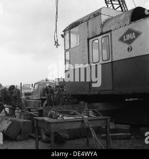 Anfang der 1940er Jahre Diamond T LKW ziehen eine große Last, South Yorkshire, 1962. Künstler: Michael Walters Stockfoto