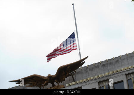 London, UK. 11. September 2013. Die amerikanische Flagge auf Halbmast flieht der US-Botschaft in London zum 12. Jahrestag von 9/11 Terroranschlag vom September 2001 in New York und Washington DC Credit: Amer Ghazzal/Alamy Live-Nachrichten Stockfoto