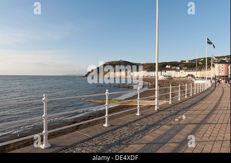 Aberystwyth Strandpromenade Constitution Hill mit der Standseilbahn im Hintergrund blau Skyline Stockfoto
