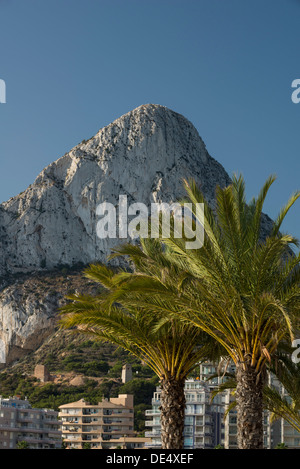 Peñon de Ifach vom Levante Strand, Calpe, Provinz Alicante, Spanien Stockfoto