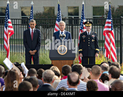 US-Verteidigungsminister Chuck Hagel spricht, wie Präsident Barrack Obama und Joint Chiefs Chairman General Martin Dempsey in Erinnerung an diejenigen auf, die ihr Leben bei den Anschlägen von 9/11terror während der Pentagon Einhaltung Zeremonie 11. September 2013 in Arlington, VA. Stockfoto