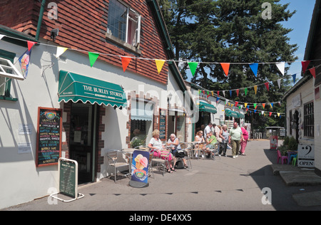 Die Mall, eine kleine Gruppe von Souvenirläden & Cafés im Dorf Burley, New Forest, Hampshire, UK. Stockfoto