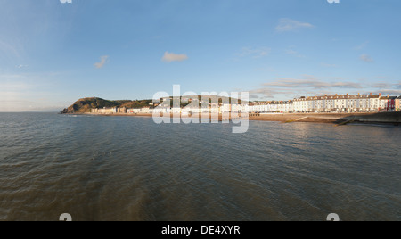 Aberystwyth Strandpromenade Constitution Hill mit der Standseilbahn im Hintergrund blau Skyline Stockfoto