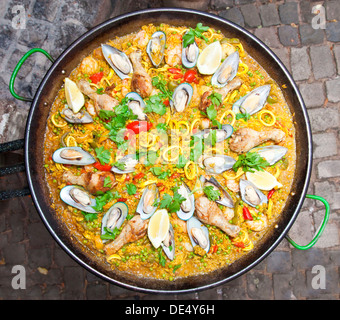 Paella, eine spanische Reisgericht mit Meeresfrüchten und Hähnchen, Serie, Nr. 7 Stockfoto