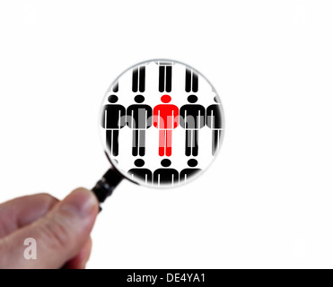 Mann mit einer Lupe, symbolisches Bild für die Überwachung in der Gesellschaft sorgfältig geprüft wird Stockfoto