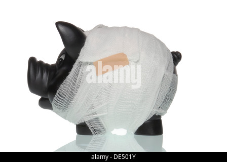 Bandagierte Sparschwein, symbolisches Bild für kranke Banken Stockfoto