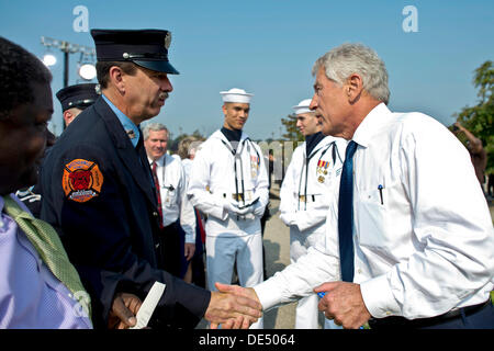 Arlington, Virginia, USA. 11. September 2013. Arlington, VA, USA. 11. September 2013. US-Verteidigungsminister Chuck Hagel grüßt ein New Yorker Feuerwehrmann während einer Trauerfeier in Erinnerung an diejenigen, die ihr Leben in die 9/11 Terroranschläge während der Pentagon Einhaltung Zeremonie 11. September 2013 in Arlington, VA. © Planetpix/Alamy Live News Bildnachweis: Planetpix/Alamy Live-Nachrichten Stockfoto