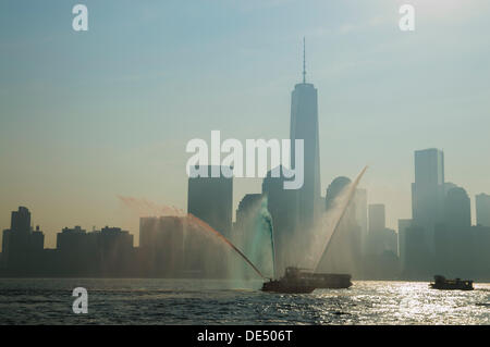 Waterfront-Jersey, USA. 11. September 2013. Feuer-Boot werfen Wasserstrahlen rot, weiß und blau in den Hudson River vor Ground Zero, während der Morgen 11. September 2013 Zeremonien statt auf beiden Seiten des Flusses. Bildnachweis: Alina Oswald/Alamy Live-Nachrichten Stockfoto