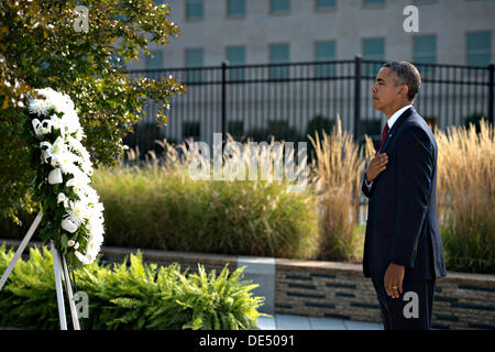 Arlington, Virginia, USA. 11. September 2013. US-Präsident Barrack Obama steht für einen Moment der Stille nach der Platzierung eines Kranzes im Gedenken an diejenigen, die ihr Leben in die Terroranschläge von 9/11 verloren während der Pentagon Einhaltung Zeremonie 11. September 2013 in Arlington, VA. Bildnachweis: Planetpix/Alamy Live-Nachrichten Stockfoto