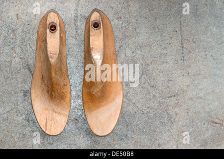 Zwei antike dauert für die Herstellung von Schuhen Stockfoto