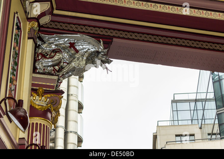 Drache auf Leadenhall Market, s Osteingang und Lloyds Building in London, Großbritannien Stockfoto