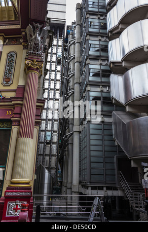 Leadenhall Market Osteingang und Lloyds-Gebäude in London, Großbritannien Stockfoto