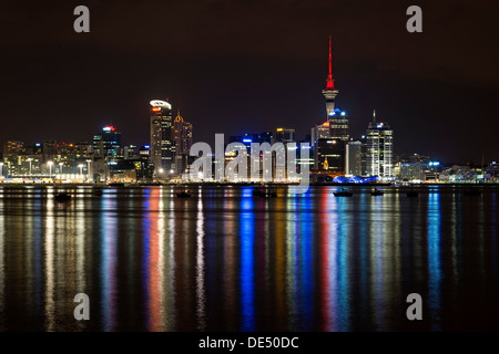 Auckland Skyline bei Nacht, gesehen von Bayswater, Auckland, Nordinsel, Neuseeland Stockfoto