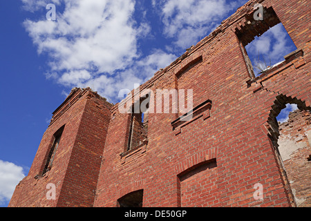 Blauer Himmel und einstürzende Mauer der antiken Gebäude Stockfoto