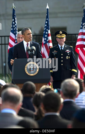 Arlington, Virginia, USA. 11. September 2013. US-Präsident Barack Obama spricht bei einer Gedenkveranstaltung, die Opfer von 9/11 Angriffe auf das Pentagon zu Ehren 11. September 2013 in Arlingotn, VA. Obama war US-Verteidigungsminister Chuck Hagel und Vorsitzender der Joint Chiefs Of Staff Martin Dempsey zusammen mit Familienmitgliedern von den getöteten in den Terroranschlag vor zwölf Jahren. Bildnachweis: Planetpix/Alamy Live-Nachrichten Stockfoto