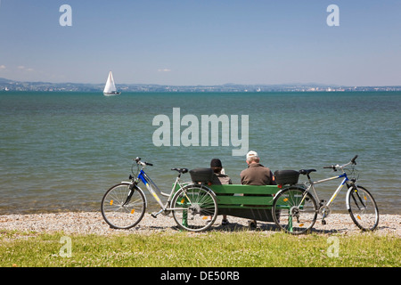 Radfahrer, die Ruhe am Ufer des Bodensees in der Nähe von Langenargen, Bodensee, Baden-Württemberg Stockfoto