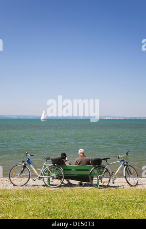 Radfahrer am Ufer des Bodensees in der Nähe von Langenargen, Bodensee, Baden-Württemberg Stockfoto