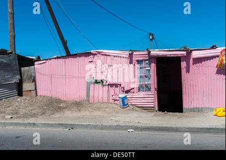 Rosa Blechhütten in Khayelitsha, einem teilweise informellen Township in Kapstadt, Südafrika Stockfoto