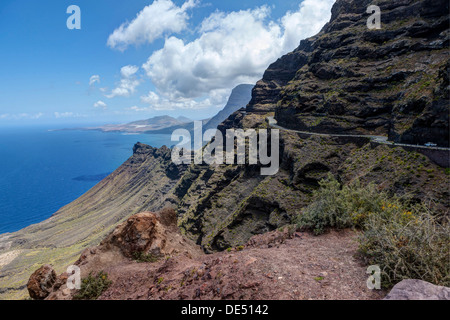 Klippen und eine Straße in der Nähe von Artenara, Gran Canaria, Kanarische Inseln, Spanien, Europa, PublicGround Stockfoto