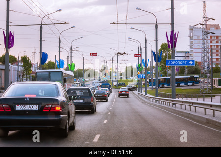 GOMEL - Mai 07: Stau auf der Straße am Eingang in die Stadt am 7. Mai 2010 in Gomel, Weißrussland. Stockfoto