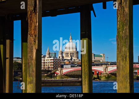 Skyline von London über die Themse angesehen Stockfoto