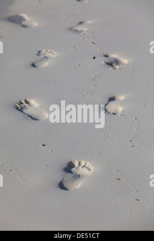 Fußspuren im Sand, kommen und gehen Stockfoto