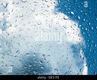 Regentropfen auf ein Fenster vor Gewitterwolken Stockfoto