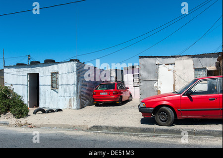 Geparkte Autos und Blechhütten in Khayelitsha, einem teilweise informellen Township in Kapstadt, Westkap, Südafrika Stockfoto