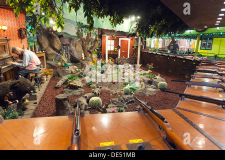 Ein Schießstand Ziel Übungsspiel in einer Arkade auf einem Ozean-Promenade. Stockfoto