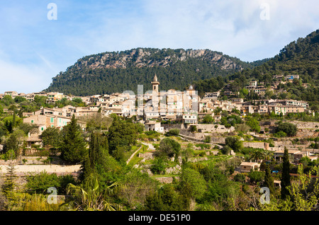 Blick auf die alte Stadt von Valldemossa und die Pfarrkirche Sant Bartomeu, Serra de Tramuntana, Northwestern Küste Mallorca Stockfoto