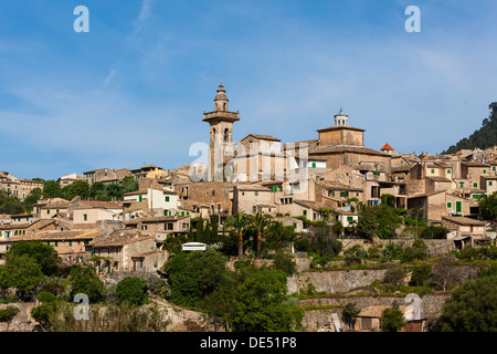 Blick auf die alte Stadt von Valldemossa mit der Pfarrei Kirche Sant Bartomeu, Serra de Tramuntana, Northwestern Küste Mallorca Stockfoto