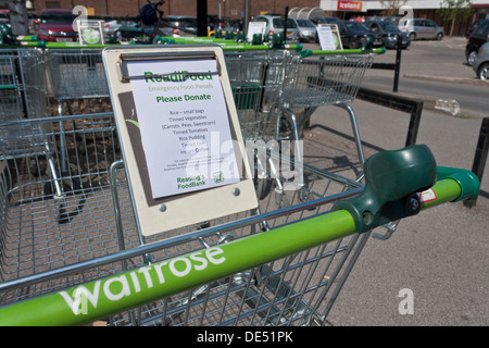 Appell Notizen hinterlassen Waitrose Einkaufswagen fordern Tafel Spenden Stockfoto