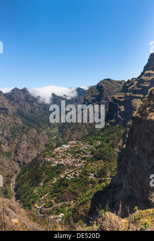 Blick auf das Dorf Curral Das Freiras gesehen vom Berg Pico Dos Barcelos, mit seinen tiefen Schluchten, Curral Das Freiras Stockfoto