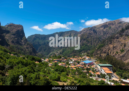 Dorf von Curral Das Freiras in den Bergen von Pico Dos Barcelos, mit seinen tiefen Schluchten, Funchal Pico Dos Barcelos Stockfoto