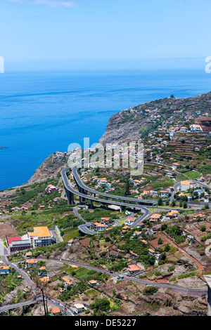 Blick auf Quinta Grande mit der Autobahn an der Küste in Richtung Funchal, Funchal Pico Dos Barcelos, Quinta Grande, Ilha da Madeira Stockfoto