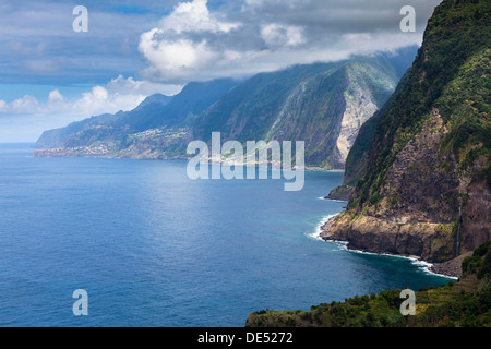 Die Klippe Küste in der Nähe von Seixal, São Vicente, Seixal, Madeira, Portugal Stockfoto