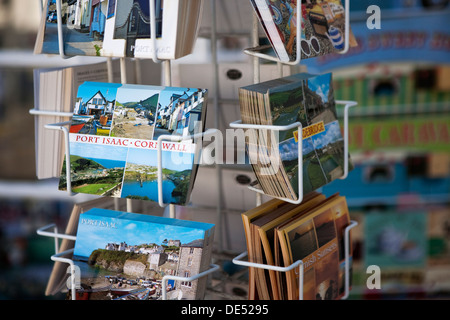 Postkarten zum Verkauf in einer Postkarte stehen in dem Dorf Port Isaac an Nordküste Cornwalls. Stockfoto