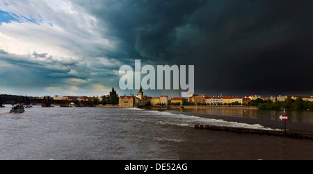 Vltava (Moldau) während ein Gewitter und Regen, Malá Strana, Prag, Hlavní Město Praha, Tschechische Republik Stockfoto