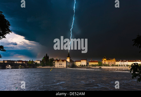 Vltava (Moldau) während ein Gewitter und Regen, Malá Strana, Prag, Hlavní Město Praha, Tschechische Republik Stockfoto